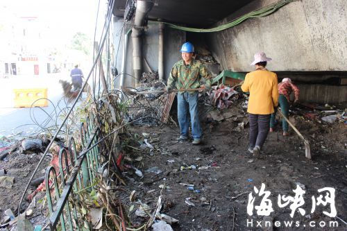 工人们正在清理垃圾,今后桥下将进行绿化